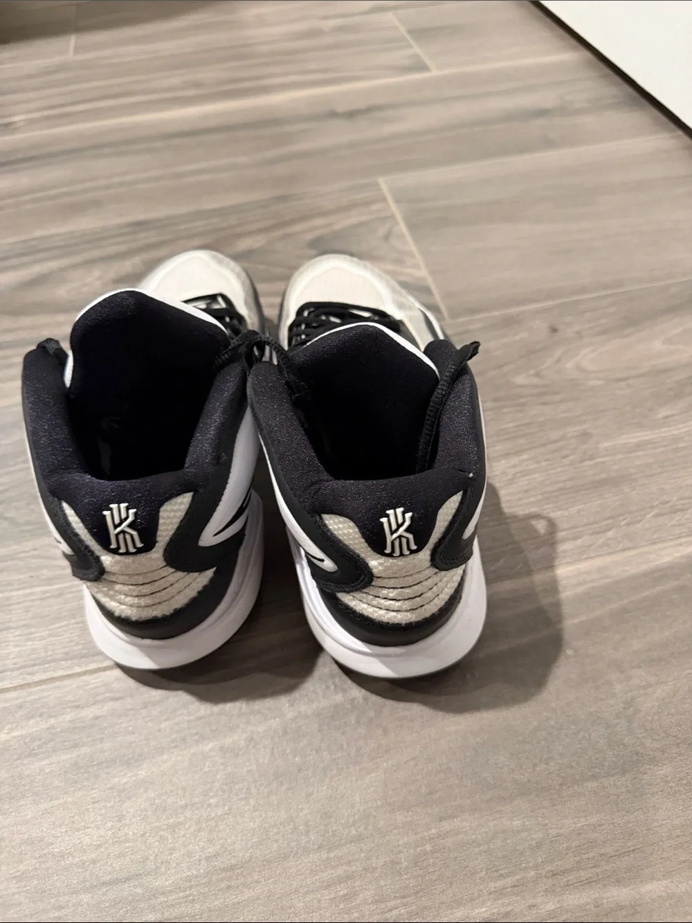 Men's size 8 - Nike Kyrie Sneaker